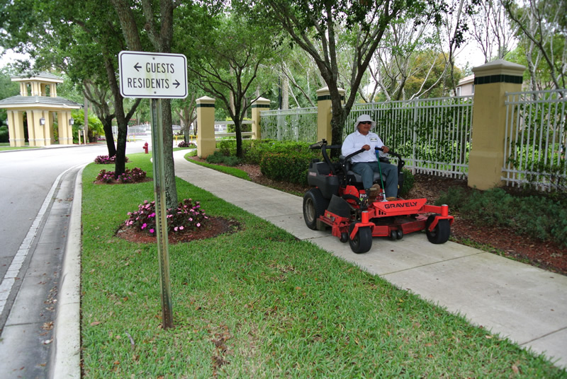completing lawn maintenance services west palm beach